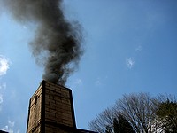 窖窯の煙突から上がる黒煙